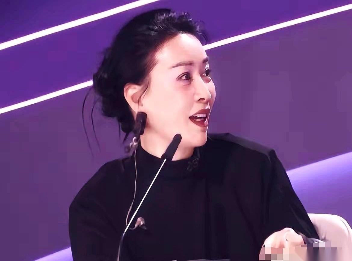 刚刷到那英一张新图，手指划过去，又猛地划了回来。照片上的人，脸颊饱满得像颗水蜜