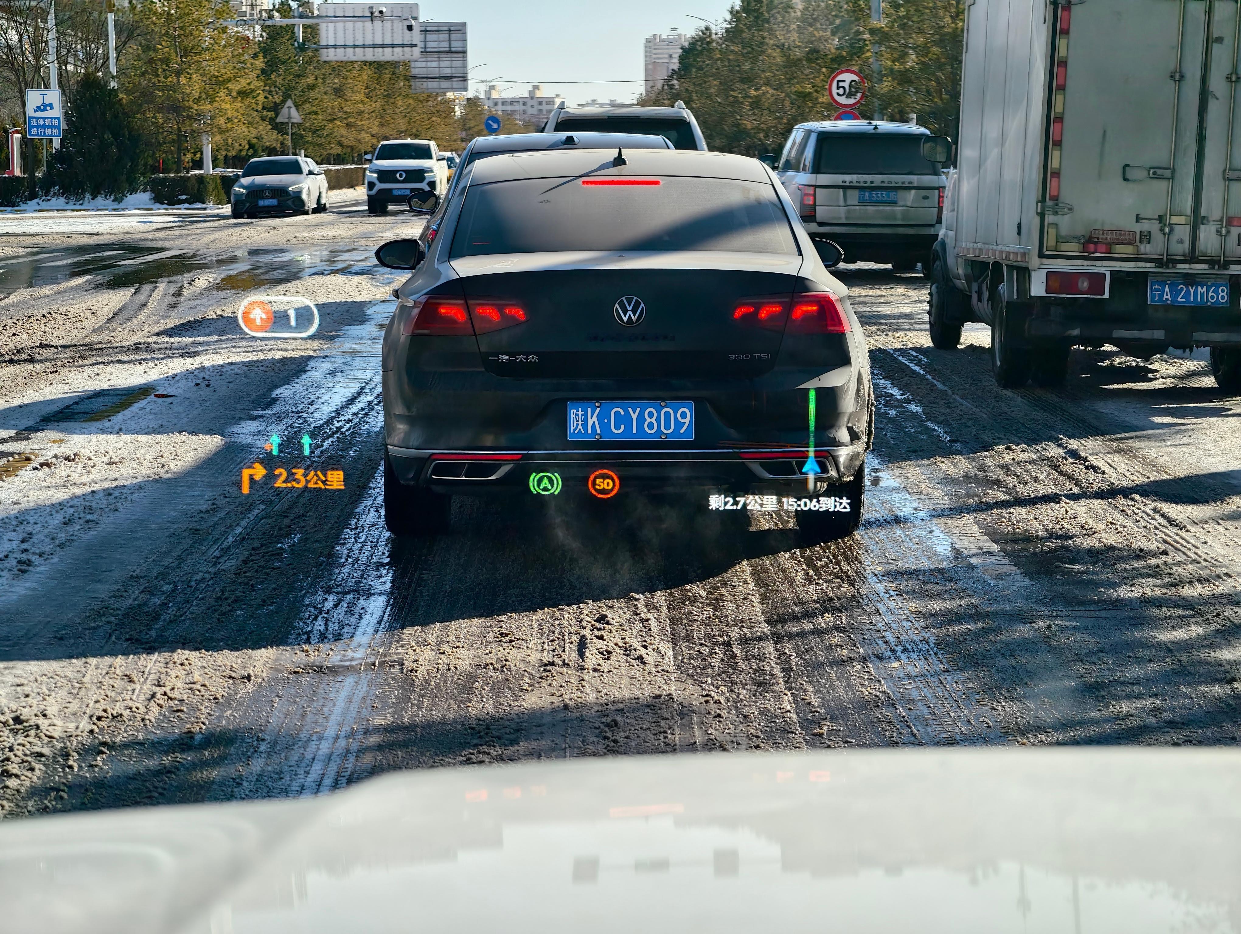 第一次在雪天，用上了领克900的HUD雪地模式各家的设定都差不多，普遍以黄色为主