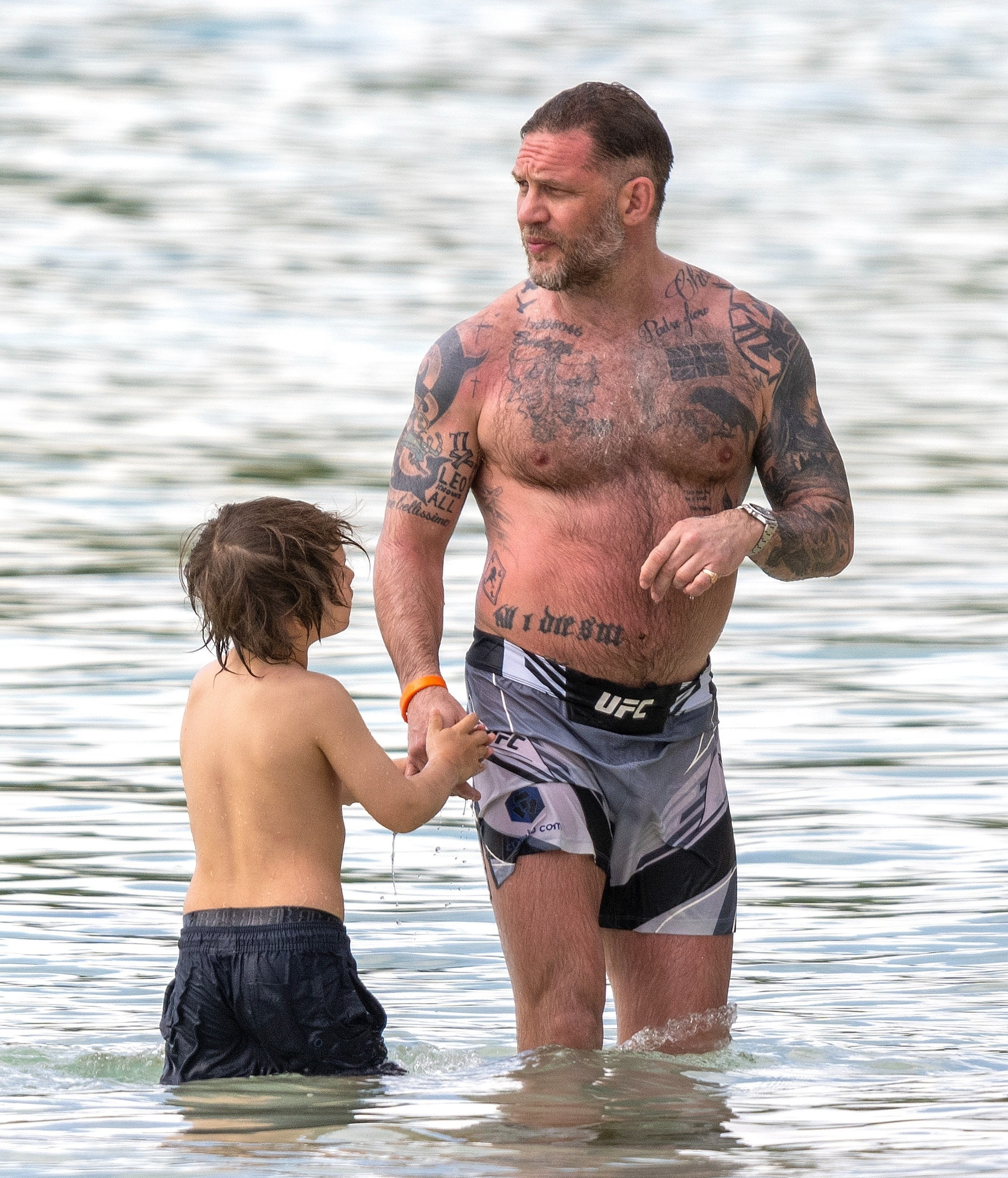 「金针菇男神」汤姆·哈迪（TomHardy）最新沙滩水着写真曝光！