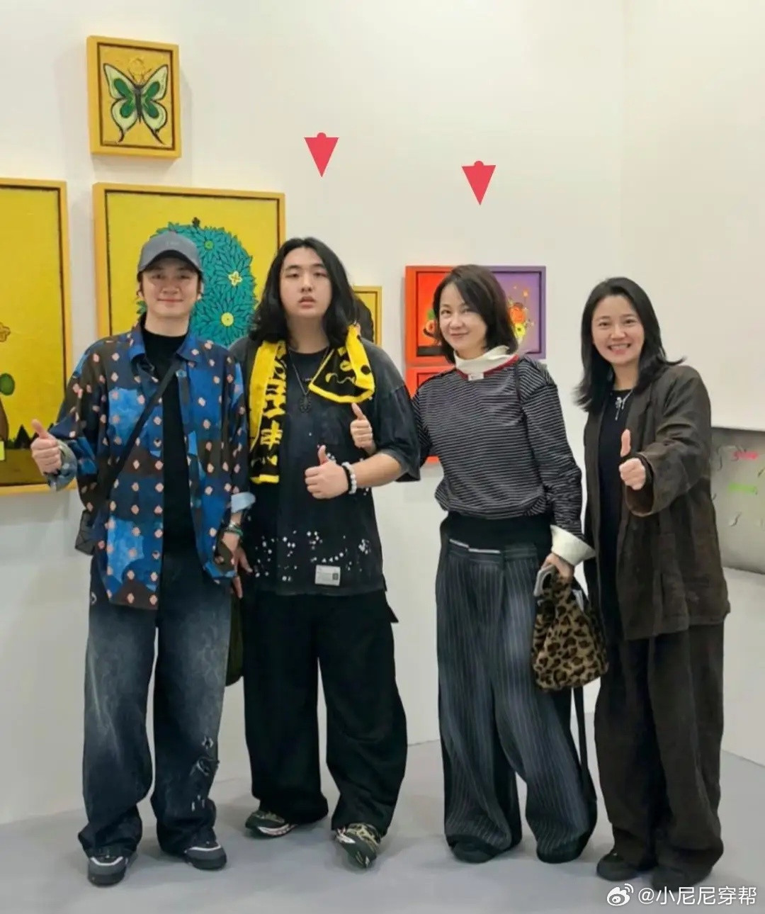吴镇宇的老婆和儿子在香港看艺术展被偶遇，17岁费曼身材肥胖，留着一头长卷发，外形