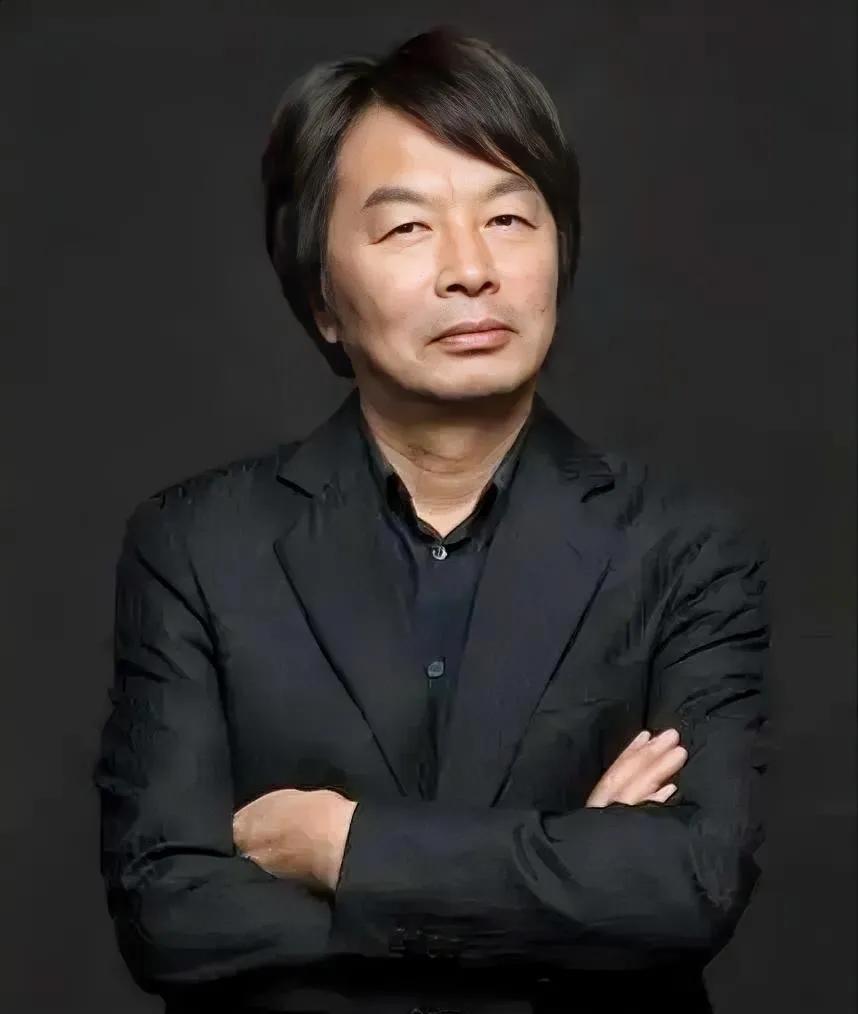 刘震云说：“世界上有三件最愚蠢的事，一是把钱借出去，等着别人主动还；二是闷头做