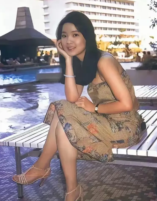邓丽君那个时候好漂亮啊！一双迷人的大眼睛，太美啦！乌黑靓丽的头发，越看越好看，越