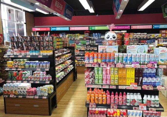 如今大街小巷中随处可见的零食量贩店，凭借着比超市和便利店更具竞争力的价格，确实吸