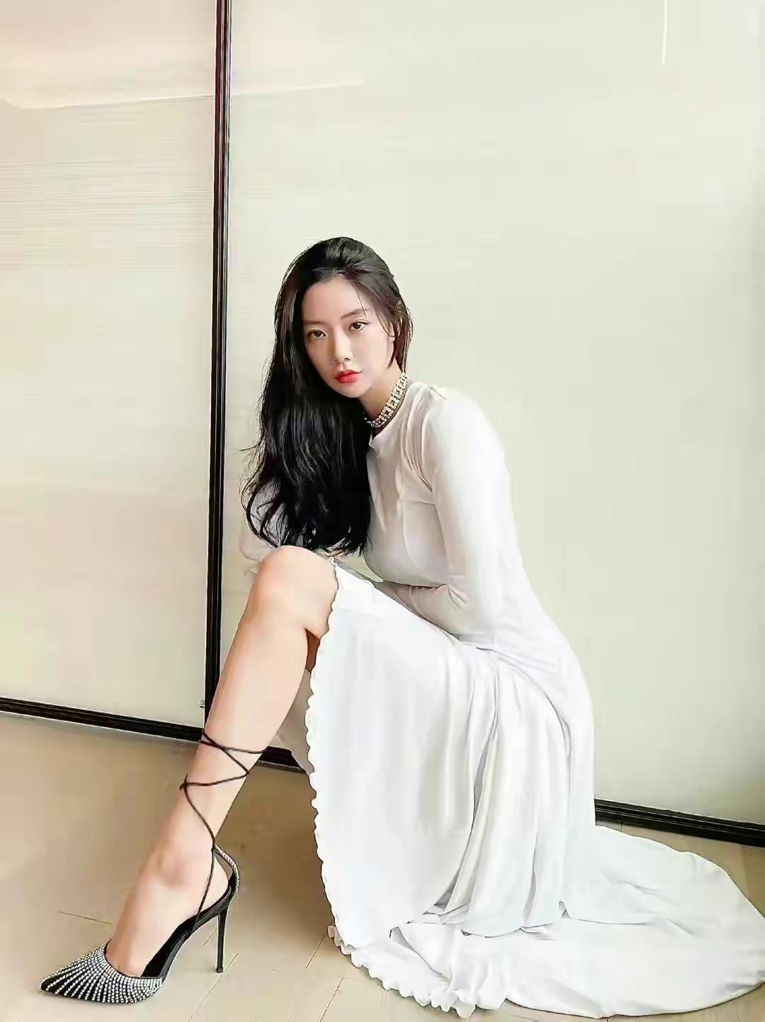 韩国女星克拉拉肤白貌美大长腿氛围感出片穿搭