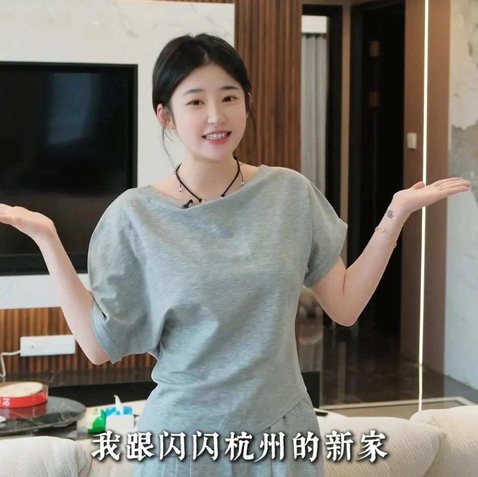 黄一鸣称2岁女儿闪闪被抢走。她说：“你把我孩子抢走了我怎么扛得住啊”，“我崩溃了