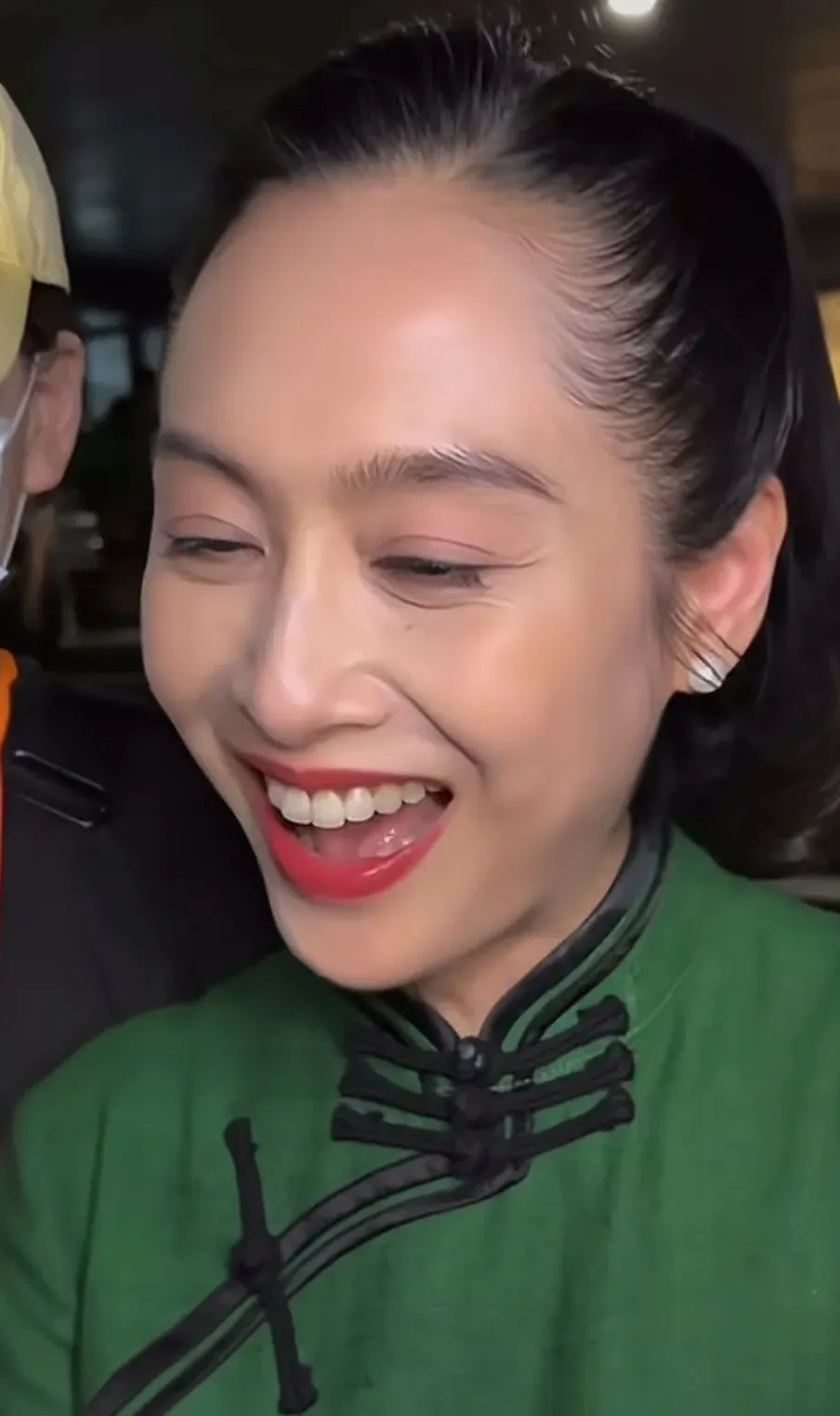 朱茵，女神看上去真的老了。加上这穿衣打扮有点老年人的样了。