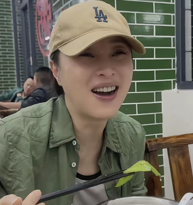 网友偶遇吴越在佛山小餐馆吃饭热情与网友打招呼，亲切又低调！镜头下的吴越身穿绿