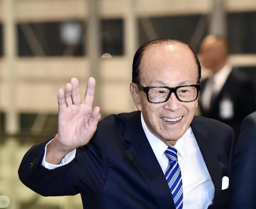 外媒称李嘉诚收到最后通牒当年咱们三番五次高位接盘，李嘉诚就是不肯。一听说米国要控