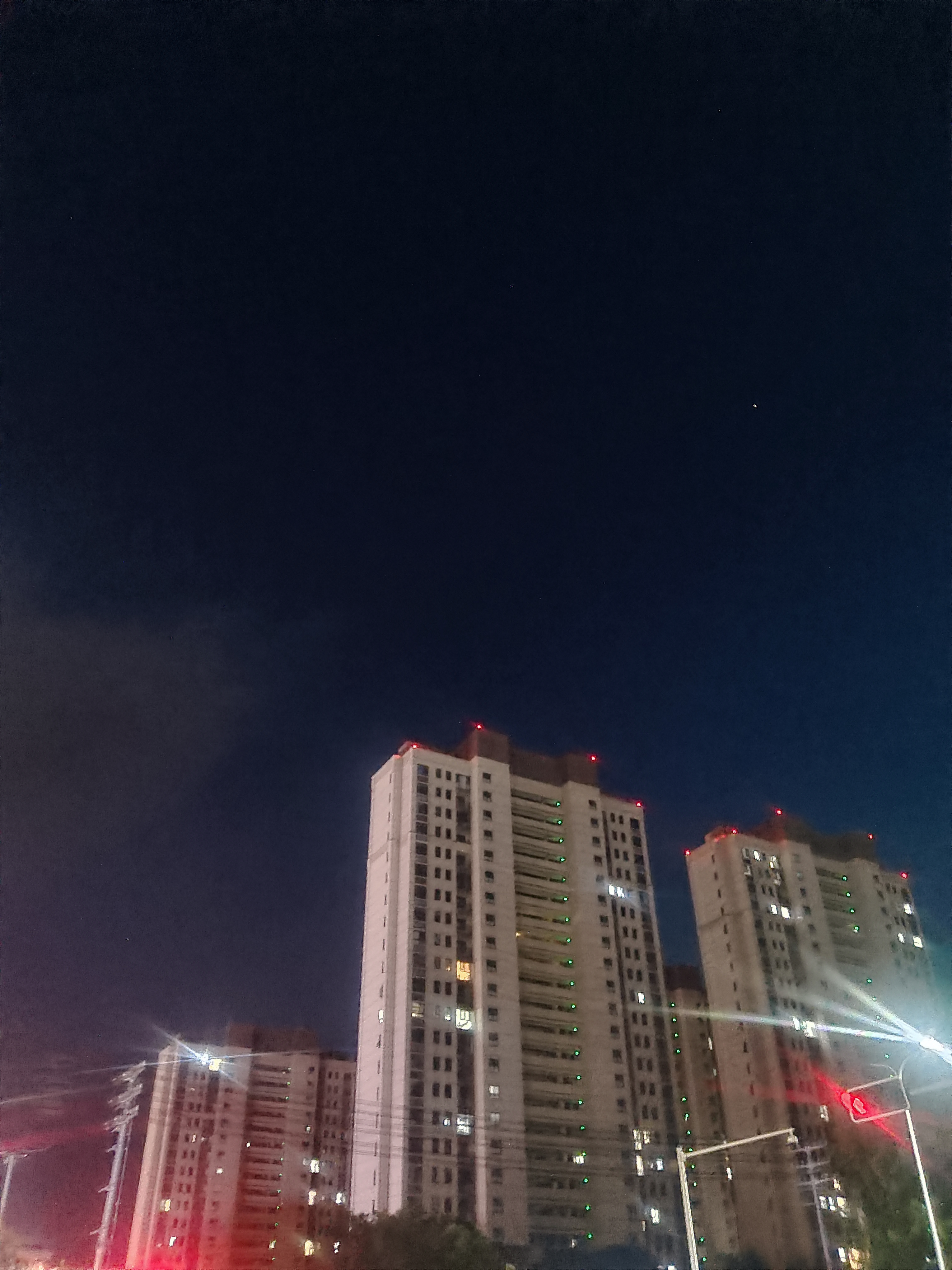 《消失的她》最戳人的从来不是悬疑反转，而是藏在剧情背后细思极恐的人性真相。前半段看似俗套的失踪迷局，