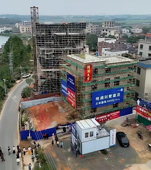 全红婵家的别墅终于封顶了。整个主体建造从巴黎奥运会开始，到现在才完工，用时一年