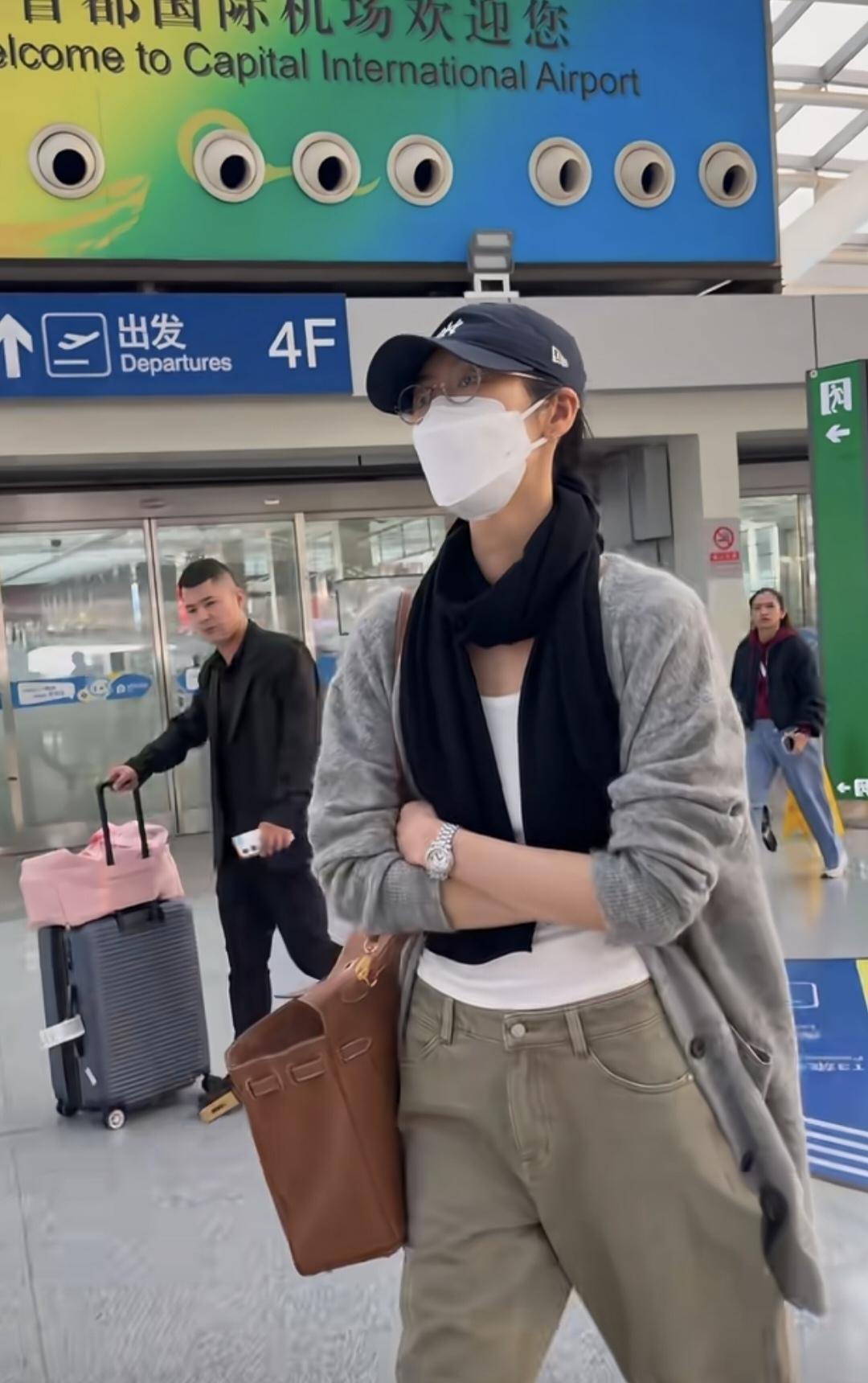刘雯到达首都机场，背着爱马仕包包，穿搭简约时尚，素颜戴着棒球帽和眼镜，高