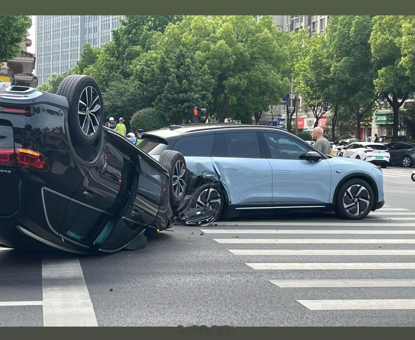 十字路口大奔硬钢蔚来…[吃瓜]我与汽车的日常​​​