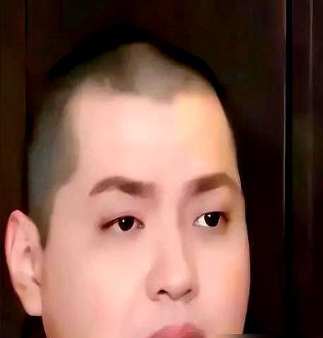 6个亿押在周星驰手里，一等就是8年。投资人刘央把第一部赚的33亿票房收益，