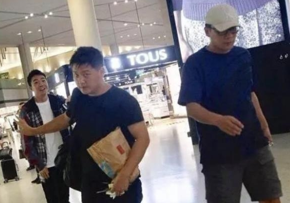 2017年俞灏明在机场偶遇了刘烨就开心的飞奔过去打招呼，大喊：“哥！”然后一把