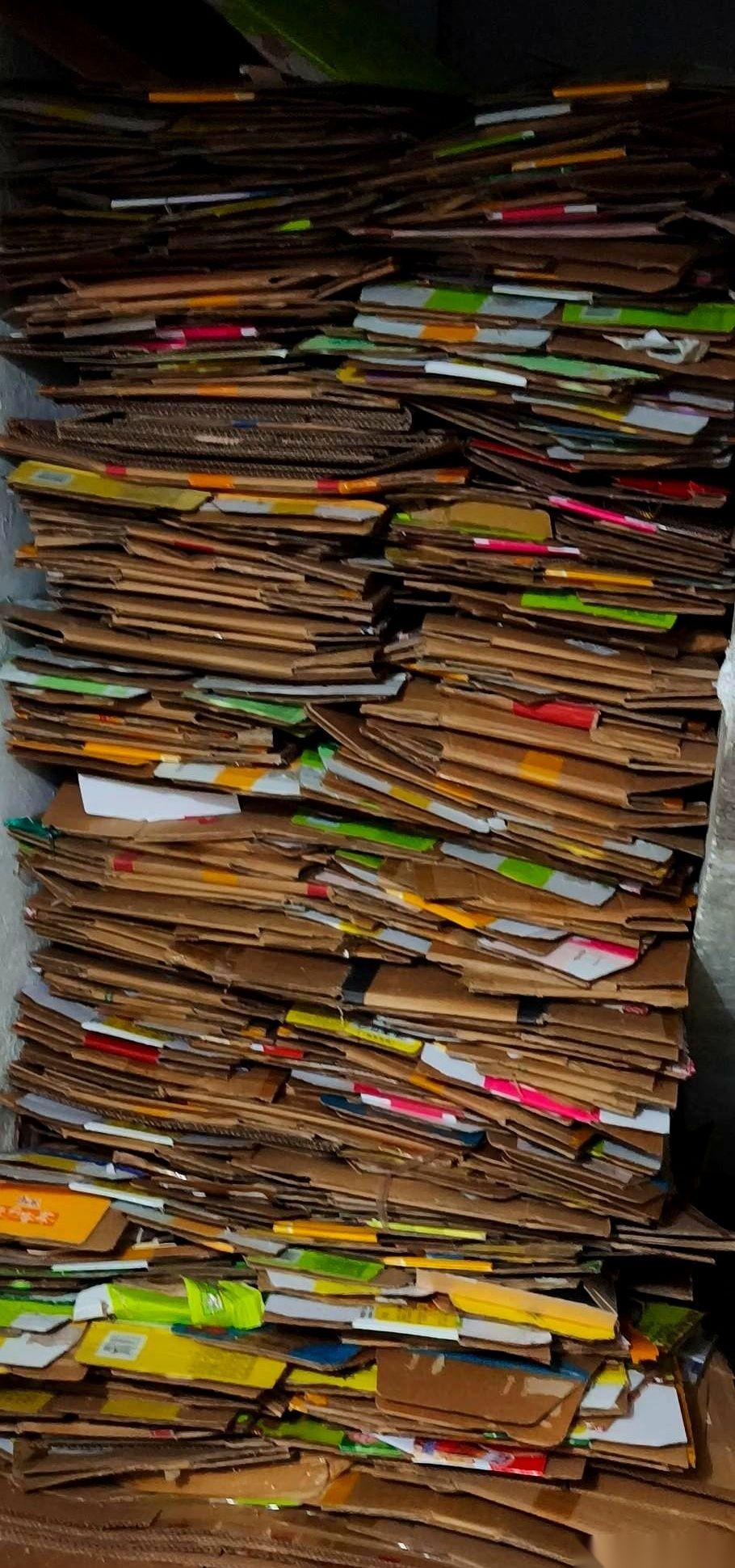 不知从哪天起，撕超市的塑料袋，手指头得先沾一下口水了。手机屏幕上的字，也总得推