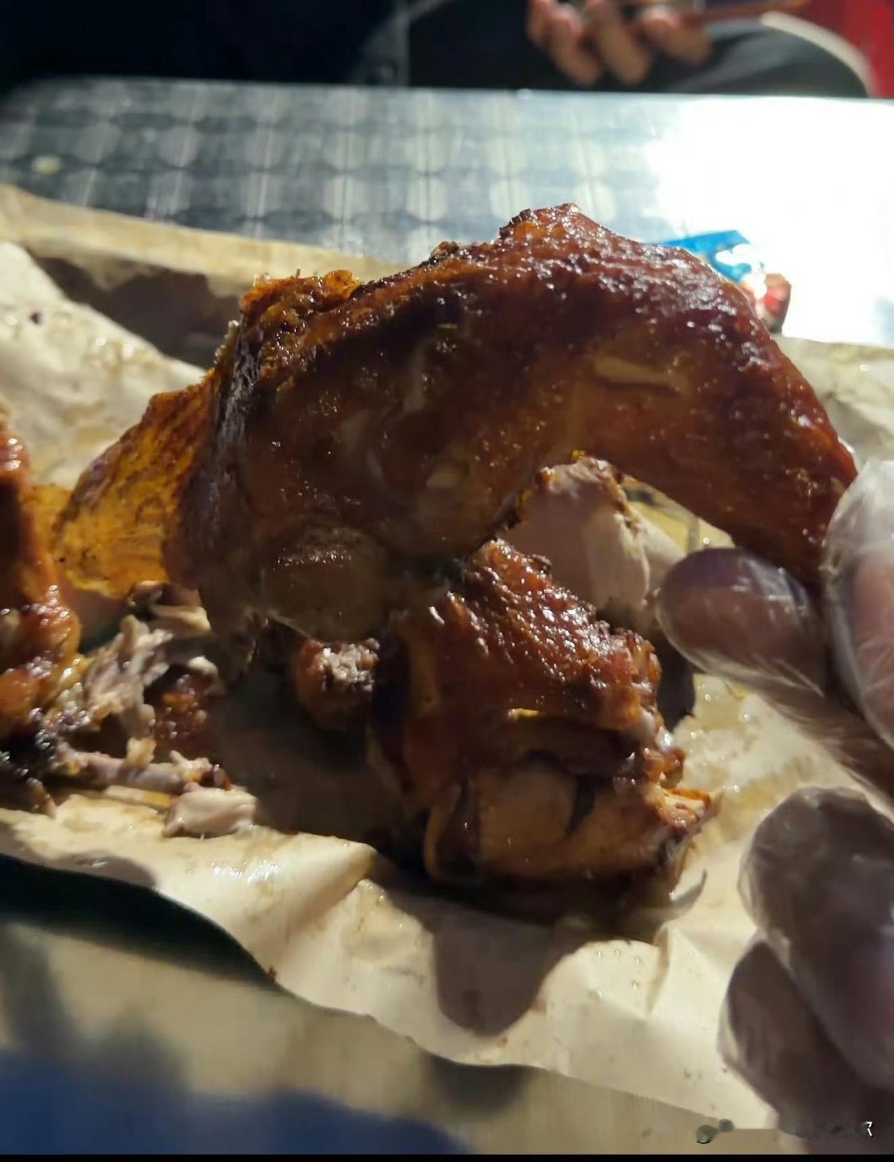 朋友昨天特地去吃了最近很火的少年烧鸡，回来直摇头。她说队伍排了快一小时，店里闹哄