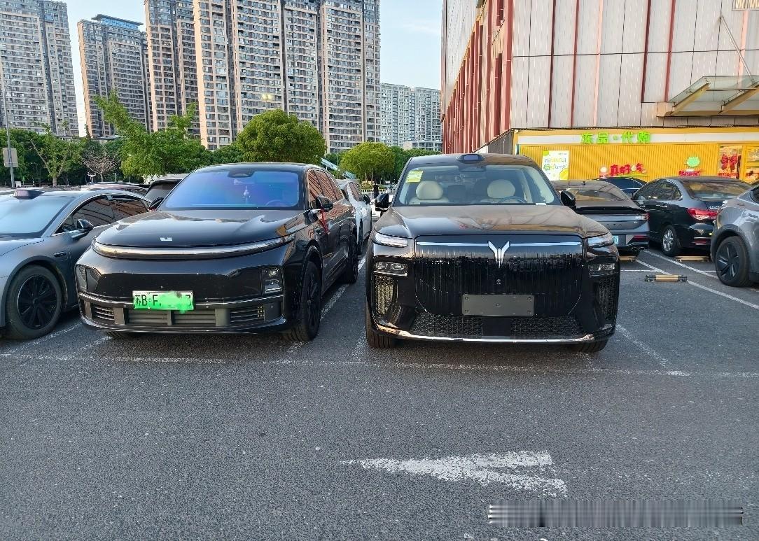 朋友大定尚界Z7之后，我带她再去店里看了她选的颜色，再次确认一下颜色实车没问题之