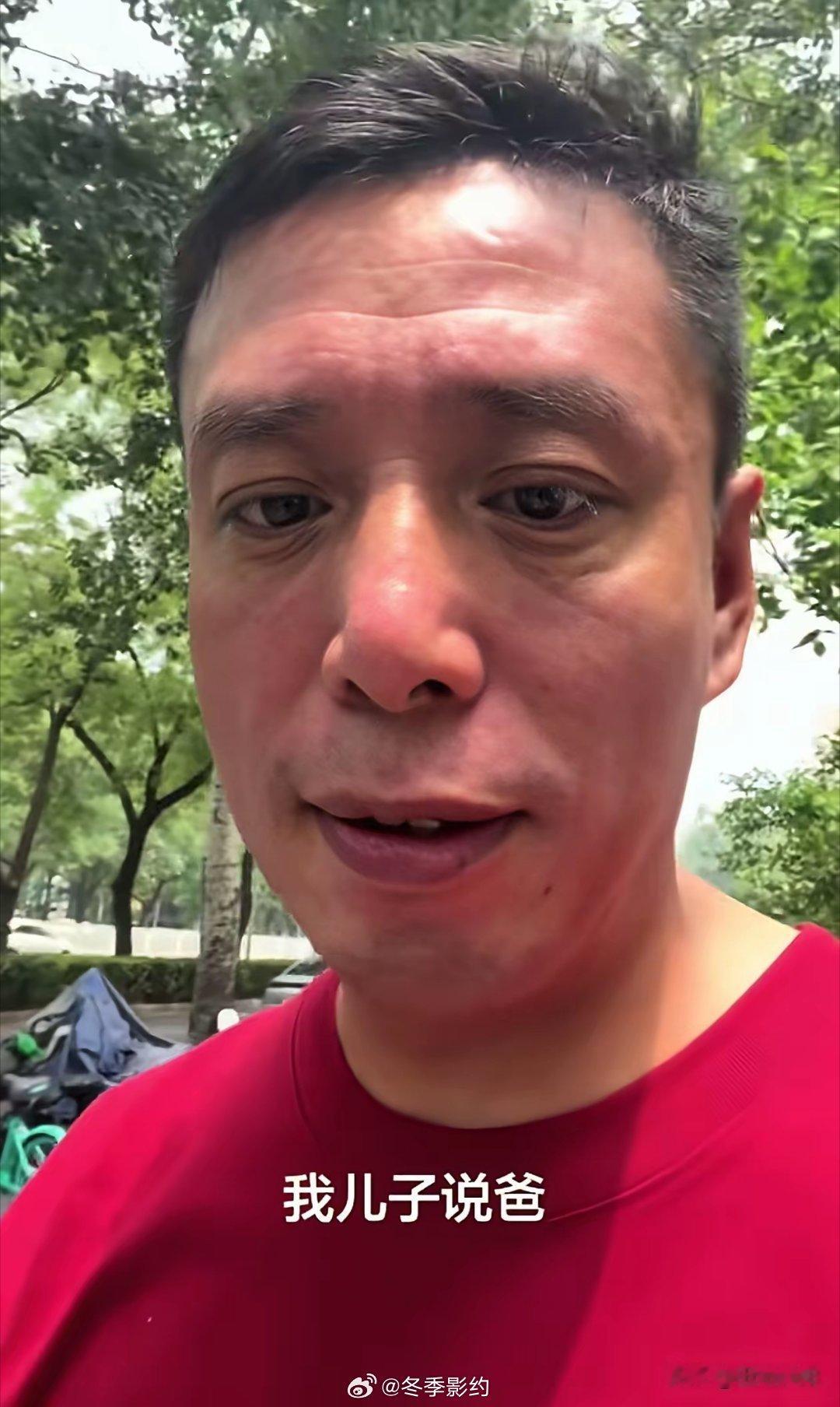 有人给贾旭明留言:“贾老师，说说泰山装防护网的事。”贾旭明没有回答，却借用儿子