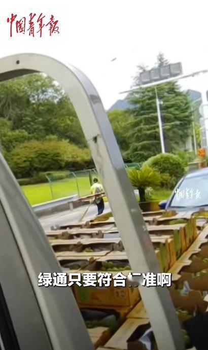 “这名收费员火了！”4日报道，浙江杭州一货车司机拉了一车葡萄下高速，到收费窗口准