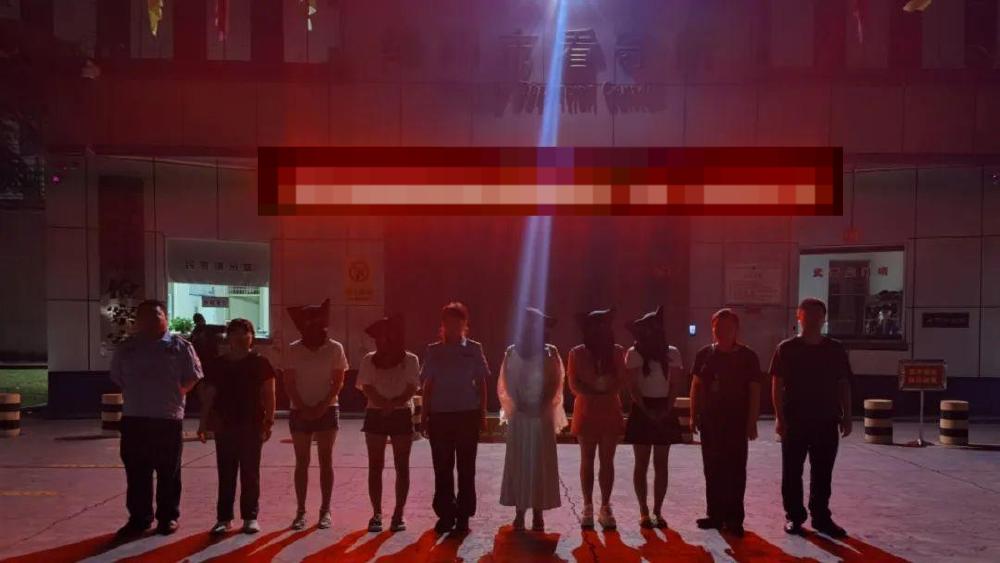 太邪门了！一家按摩店里，穿着暴露的女人坐在床上，专门朝路过的中老年男人招手。可