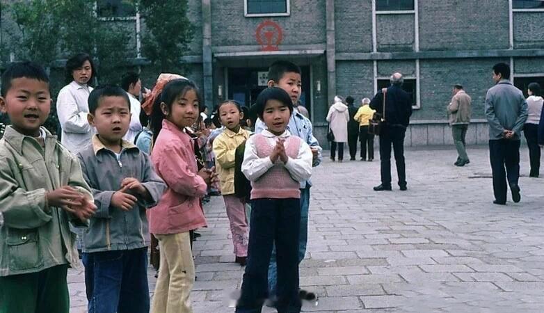 看清孩子的心理问题：1.孩子总爱打扰你:因为你给他的关心不够。2.孩子爱说谎:因