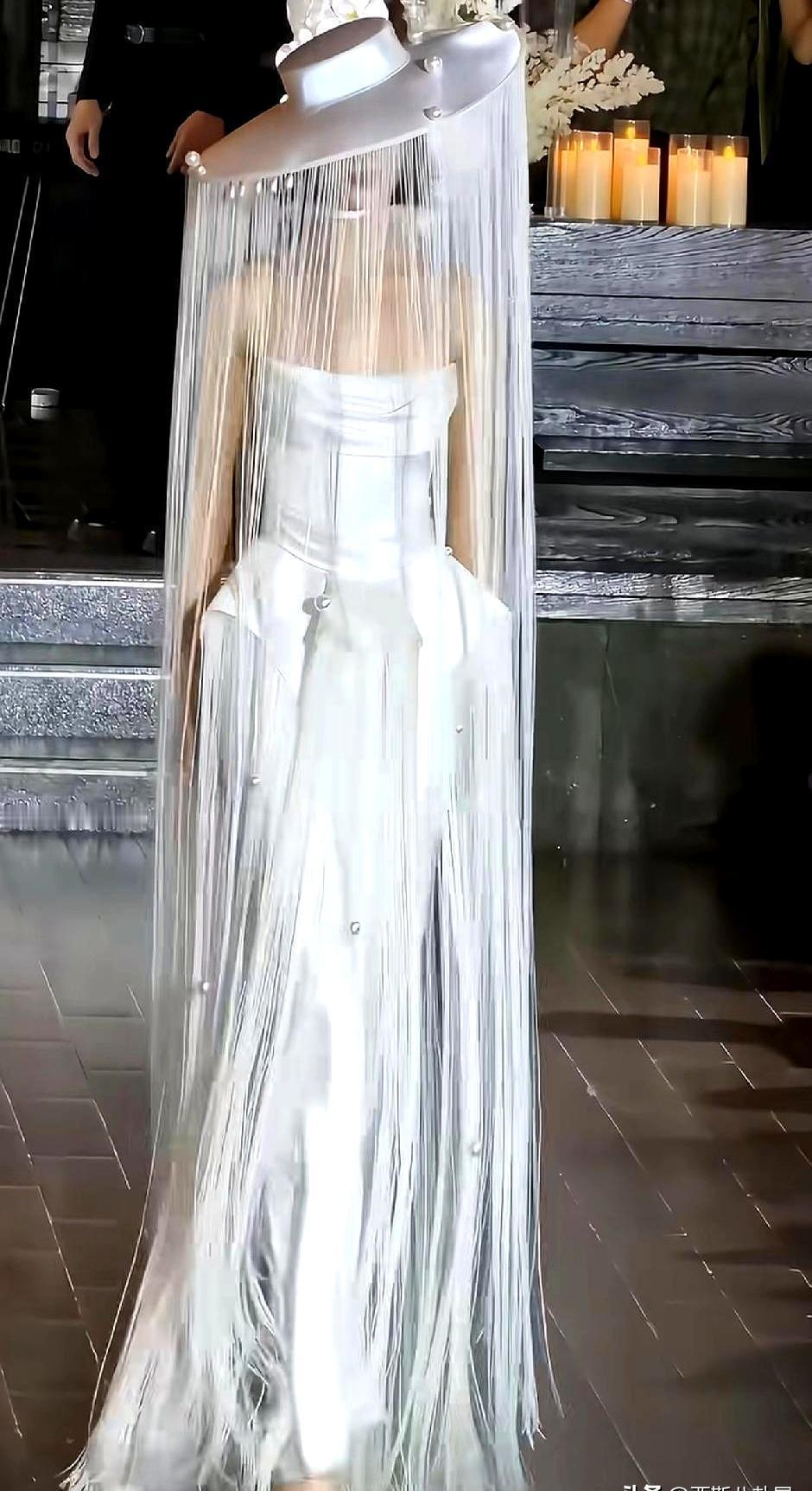 1.8米流苏帽饰，张艺凡这次简直是拿生命在走秀。全场都在看她会不会被那“行为艺