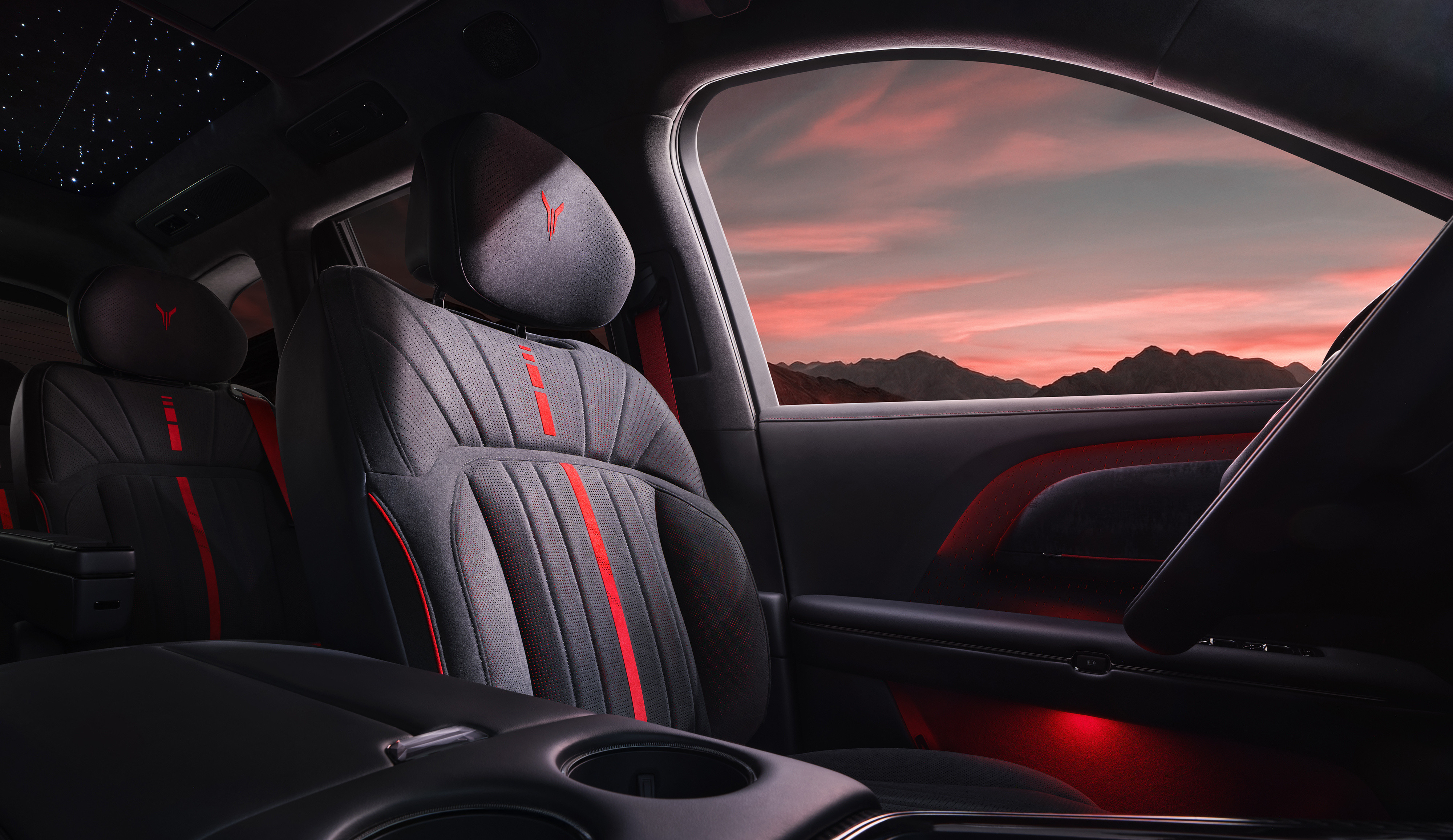 真心很喜欢岚图泰山，外观内饰非常中正大气协调，看着很有力量感。刚才又刷到岚图泰山