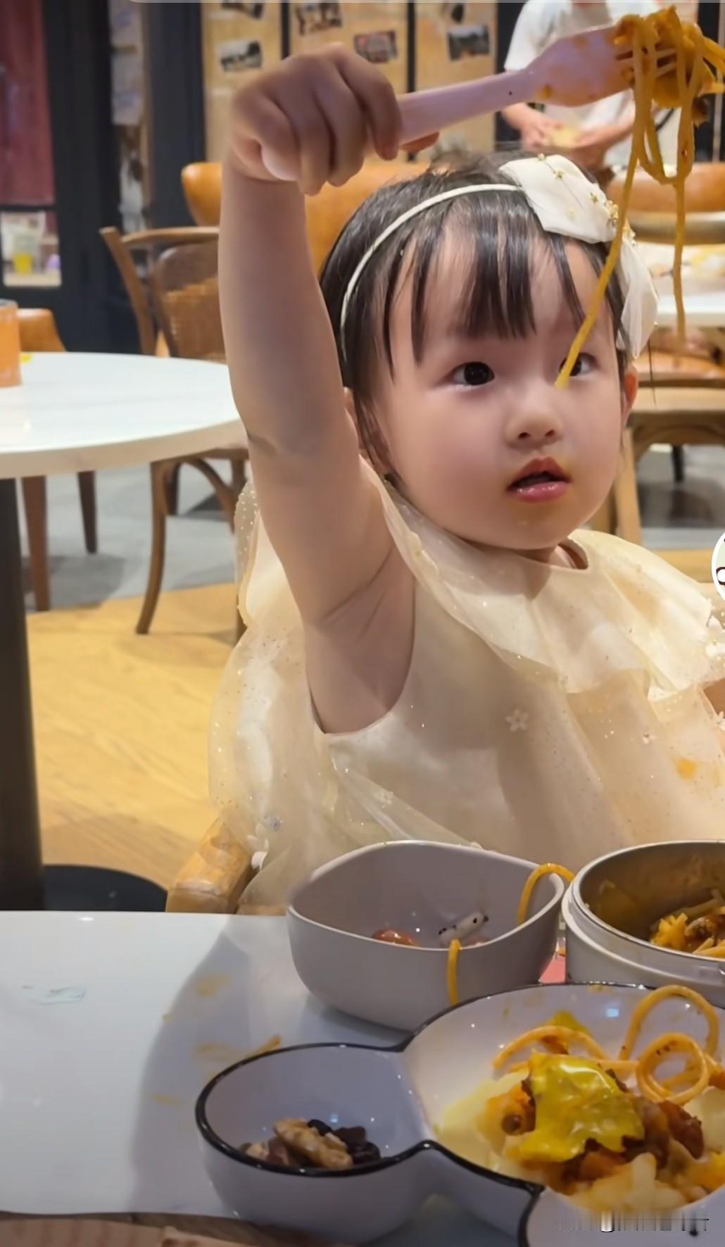 今天，黄一鸣直播完后，又带着闪闪出去品尝美食了。闪闪在享用美食时，一边吃一边手舞