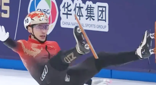 <em>世界短道速滑锦标赛</em>男子5000米接力半决赛出现了戏剧性的一幕：最后阶段处于领先的