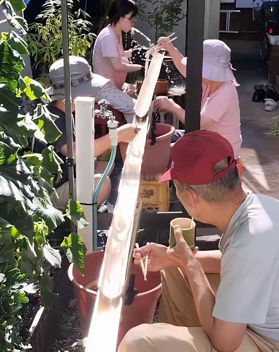 看的反胃！日本流水素面惊现人工吐水网友直言吃不下去！