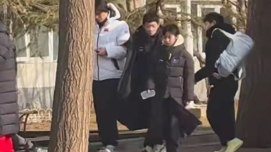 1月27日，有网友拍到孙颖莎结束训练后的画面，她一身黑衣，头发剪得更短，显得十分