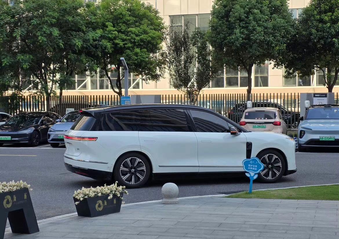 白色全新ES8看着真干净，就是低配小轮圈气势差了点​​​