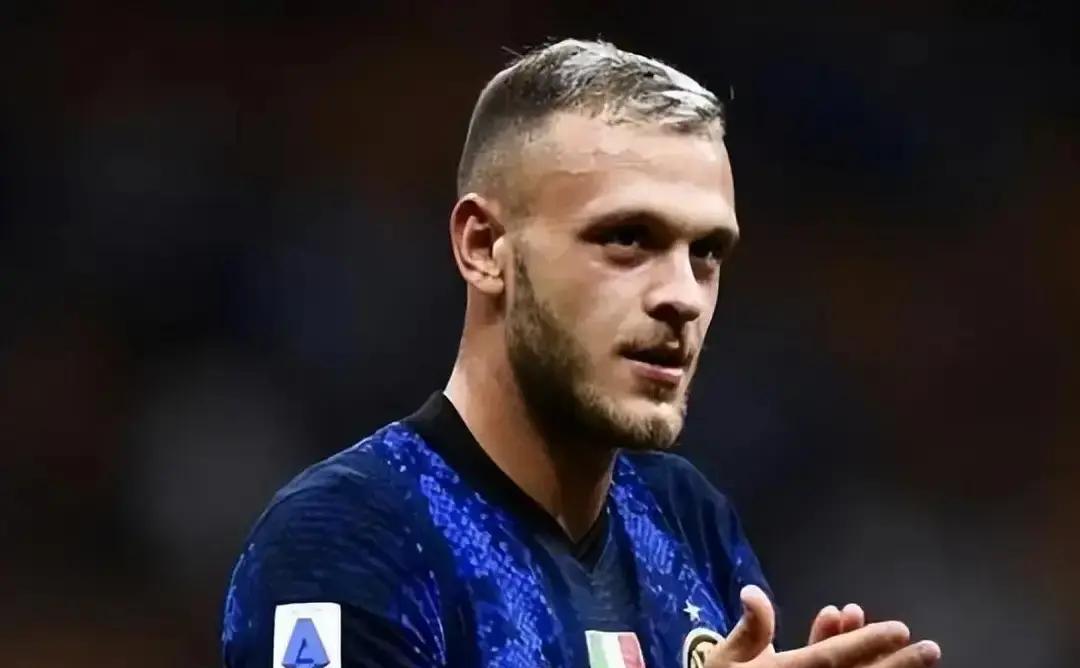 别人都在等你的核心被掏空。国际米兰正在用针线，把冠军阵容缝起来。巴萨为巴斯托