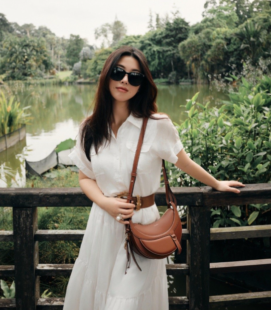 朱珠的美从来不是单一选项，是红毯上红唇卷发的明艳杀