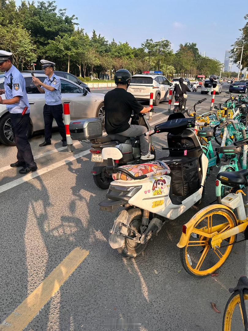 啊，我发现处理交通事故，交警会忽略电🐔无牌无证的喔……