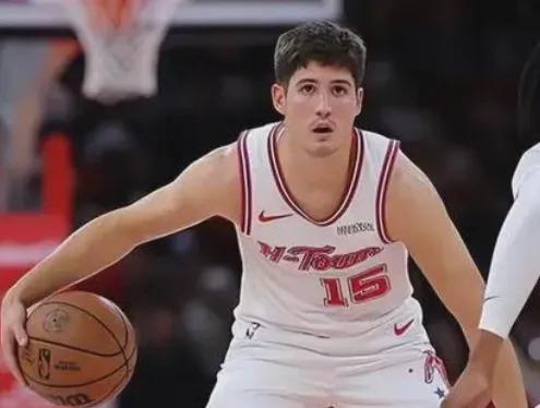 球迷说没有三分的谢泼德还不如布朗尼，谢泼德怎么了？三分手感被一帮铁匠给感染了，近