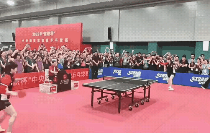 形式主义要不得！莎莎和曼昱的中远距离对拉，虽然只是即兴表演，但精彩的世一世二强