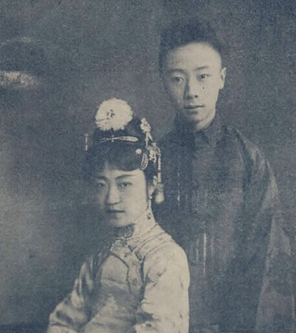 1926年，22岁的唐怡莹，趁着丈夫溥杰不在家，和张学良在床上缠缠绵绵。几年后，