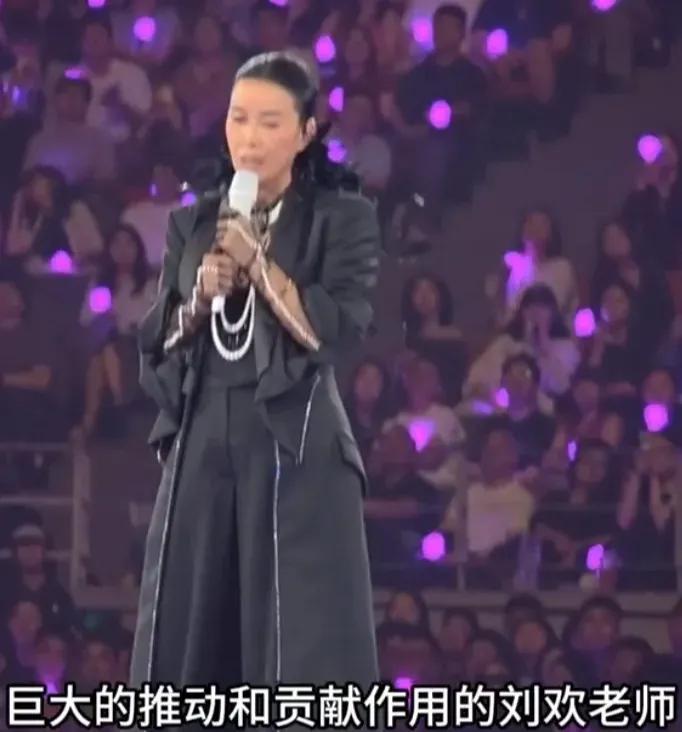 那英对刘欢真的好尊重哦，彼此都是谷建芬的学生，也都是朋友，可是别人叫刘欢欢哥，那