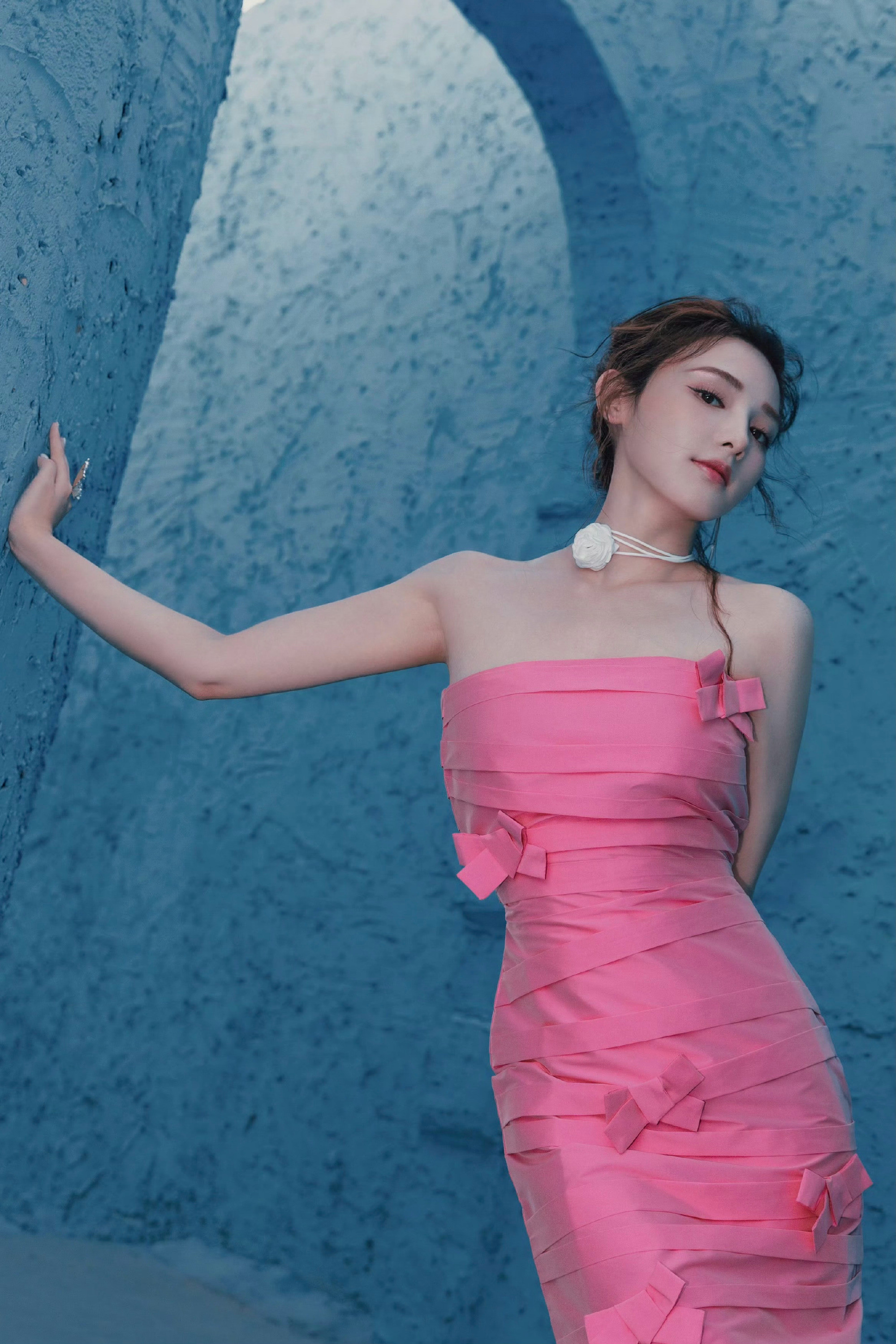 彭小苒姐妹这太过火了，玫瑰粉裙美腿的优雅穿搭。彭小苒