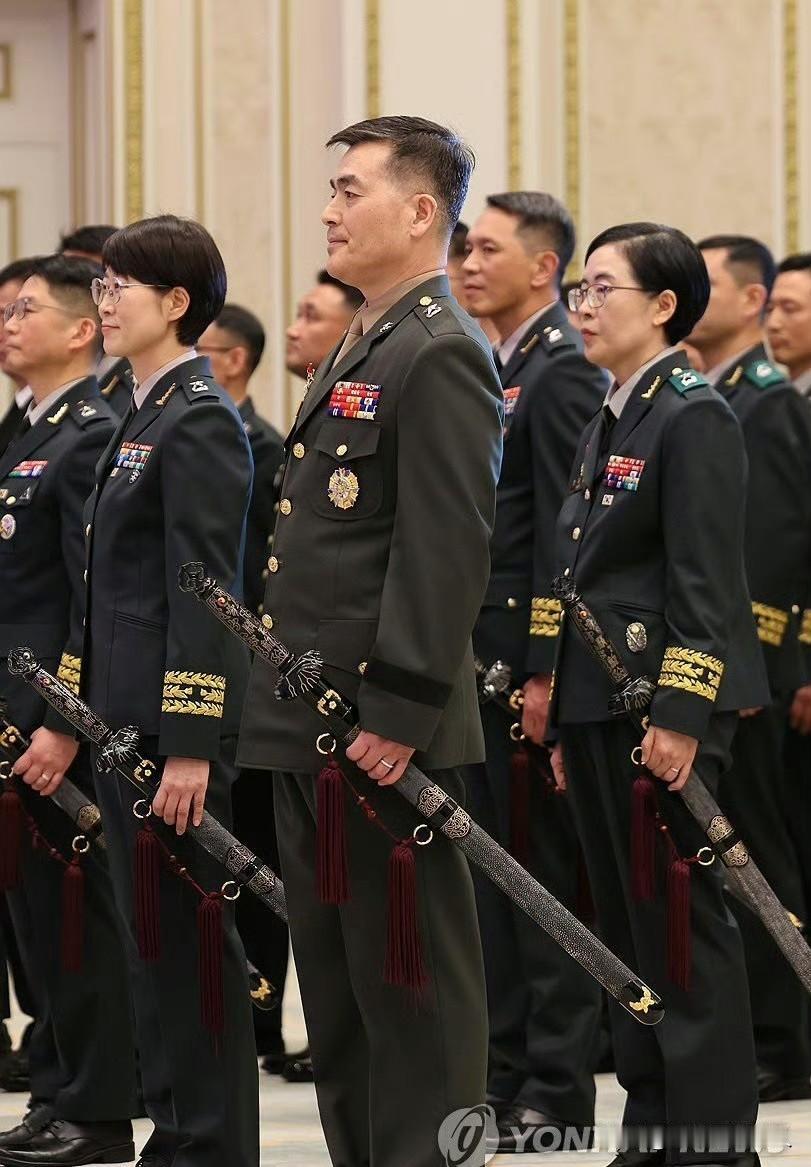 就在刚刚，我看到了韩国总统李在明向晋升的将领授予“三精剑”。我想了半天也没
