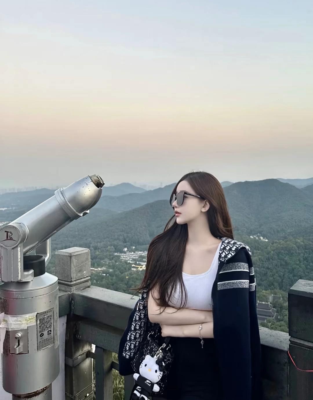 山顶观景，远眺山峦，心旷神怡