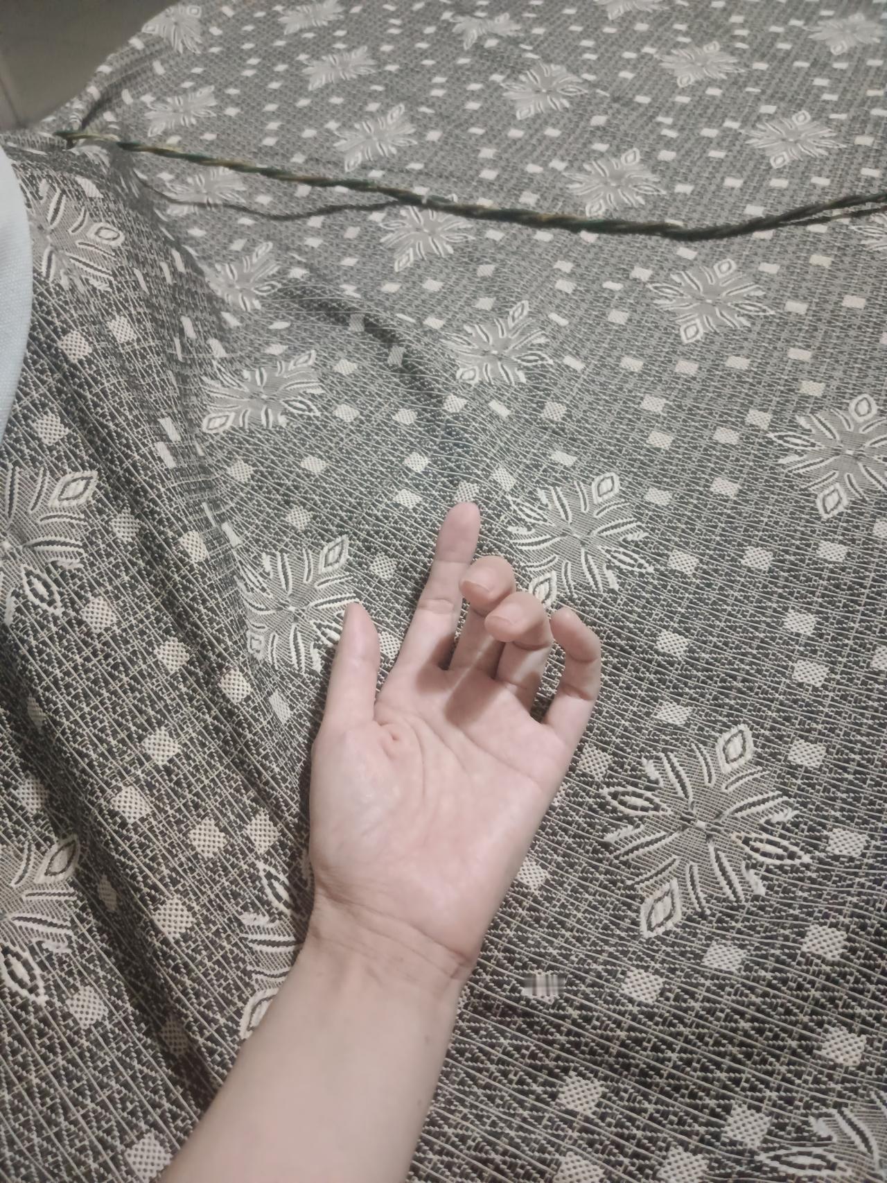 “我闺女给我送的东西，我吃不了，我不给我儿子给谁？我有三个闺女，一个儿子，我三个