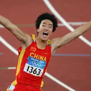 刘翔在亚运会男子110米栏项目上共获得三枚金牌，实现了三连冠，并且三次都打破了赛