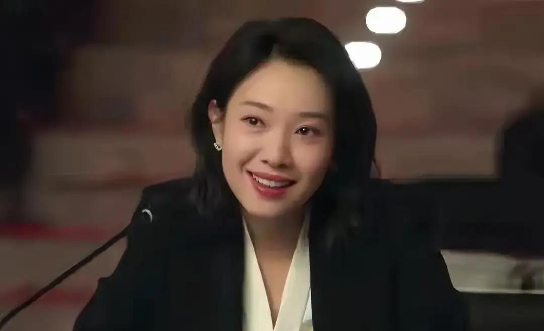 别再吹“演技炸裂”了。真正的好演员，擅长“演技消失”。王佳佳在《人世