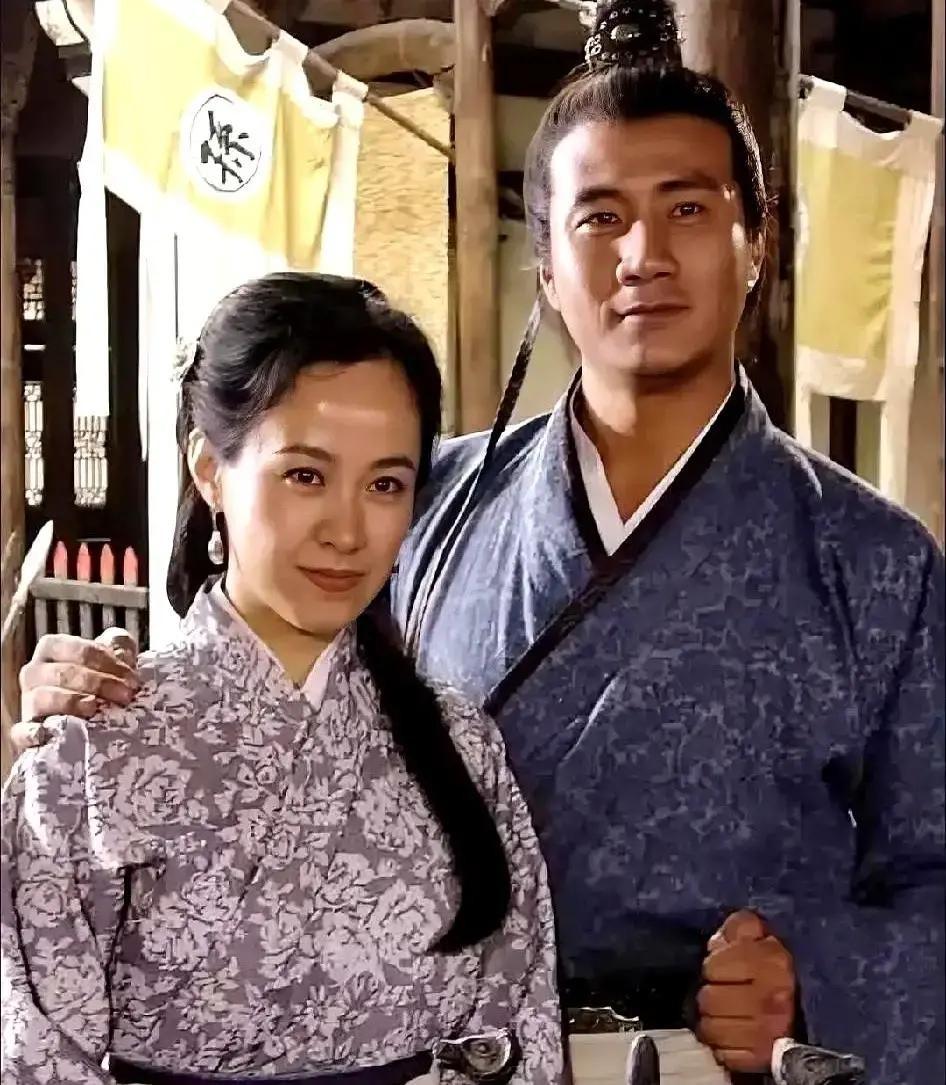 胡军和剧雪在06版《朱元璋》里演帝后，却像胡同口的老两口，一个吼完另一个递水，吵