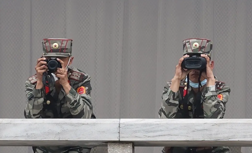一觉醒来，韩国真的开枪了！多家外媒此前宣称，韩军疑似在韩朝边境地区又开枪了，对此