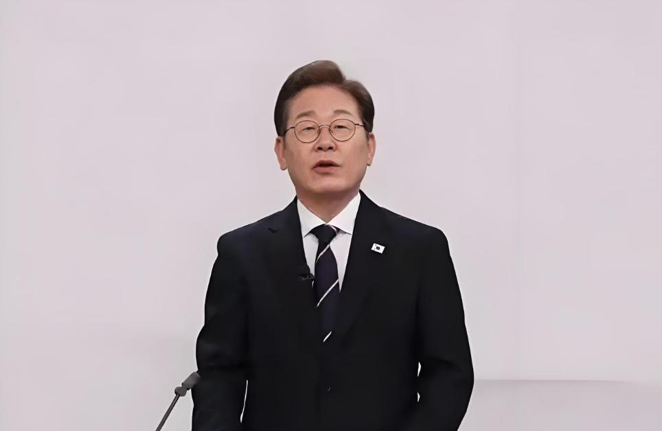 李在明是否能继文在寅之后打破“青瓦台魔咒”，这是大家都想知道的。当初，尹锡悦当上