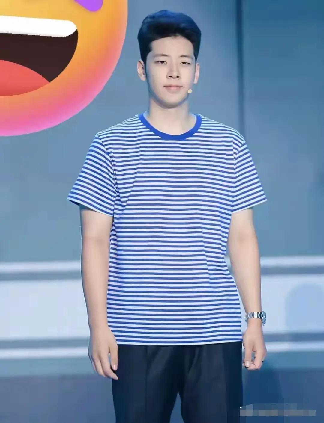 郭涛儿子长大了，模样还是像年轻时的郭涛多一点，这家人看起来挺幸福的。