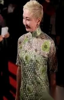 他最后，还是过上了当年亲口说“不要”的家庭生活。跟小三十岁的助理，生了孩子，其